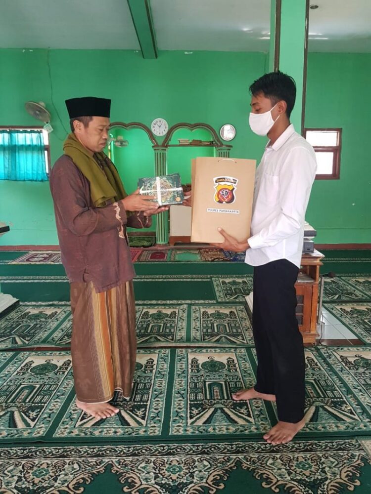 Sambut HANI Polres Purwakarta Melalui Satres Narkoba Wakafkan 230 Al QURAN Keberbagai Pesantren Dan Masjid