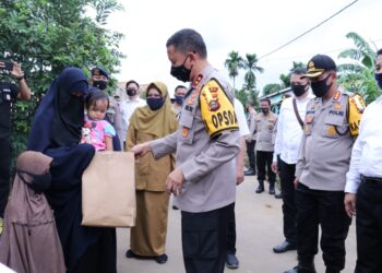 Kapolda Sumsel Melaksanakan Bakti Sosial Pada Masyarakat Kurang Mampu