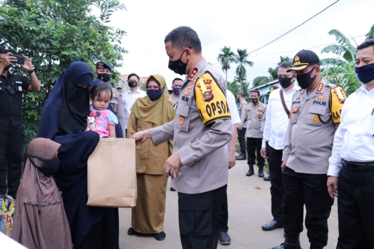 Kapolda Sumsel Melaksanakan Bakti Sosial Pada Masyarakat Kurang Mampu