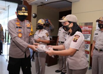 Kapolda Sumsel irjen Menyerahka Secara Simbolis Pakaian Dinas Terbaru ASN Polri