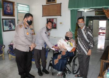 Kabid Humas Beserta Karo SDM Melakukan Anjangsana Penyerahan Bouquet Bunga Kepada Istri Mantan Kabid Humas Polda Sumsel