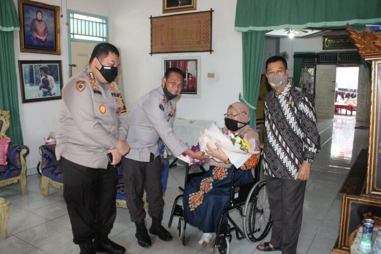 Kabid Humas Beserta Karo SDM Melakukan Anjangsana Penyerahan Bouquet Bunga Kepada Istri Mantan Kabid Humas Polda Sumsel