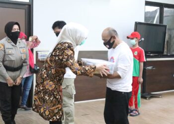 Meyambut Hut Bhayangkara Ke 74 Polres Purwakarta Bagikan 3.000 Paket Sembako