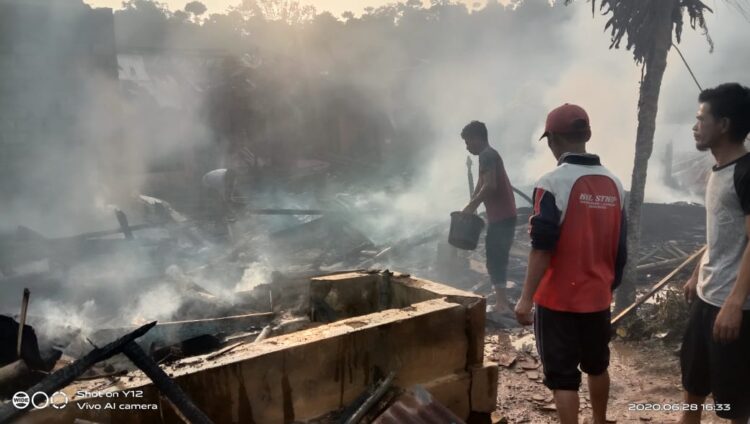 Akibat Tungku Memasak Ditinggal, Lima Rumah Di Sukaresmi Hangus Di Lalap Sijago Merah