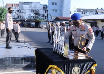 Kapolda Sumsel Memberikan Hadiah Kepada Pemenang Lomba Hari Bhayangkara Ke-74