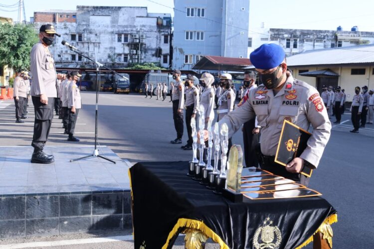 Kapolda Sumsel Memberikan Hadiah Kepada Pemenang Lomba Hari Bhayangkara Ke-74