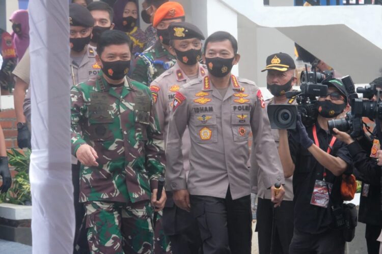 Kapolri Jenderal Pol Idham Azis dan Panglima TNI Marsekal Hadi Tjahjanto mengunjungi wisata Aquaculture Mangrove di Desa Ketapang, Mauk