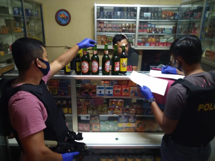 Dalam Rangka Antisipasi Dan Memelihara Situasi Kamtibmas Yang Kondusip Pihak Polres Purwakarta Lakukan Razia Miras