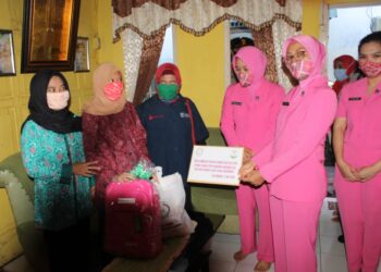 Kapolda Sum-sel Bersama Waka Polda Memberikan Kejutan Selamat Hari Bhakti Adyaksa Ke 60