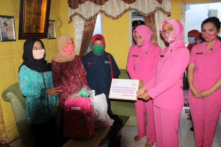 Kapolda Sum-sel Bersama Waka Polda Memberikan Kejutan Selamat Hari Bhakti Adyaksa Ke 60