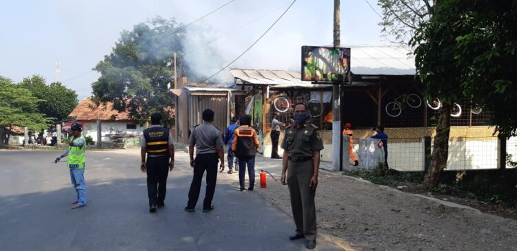 Sijago Merah Hanguskan Rumah Dan Warung Ayam Goreng Di Desa Cihuni