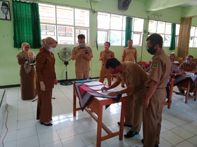 Sertijab Kepsek SMKN 2 Purwakarta Drs.Muhadi.Sp kepada Plt Kepsek Dudi Setiadi.Spd Di Suguhi Pantun dan Sajak