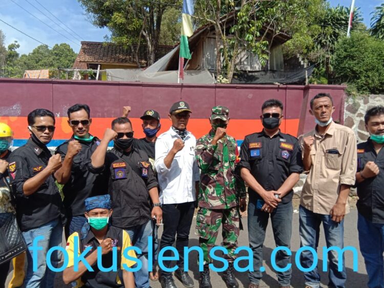Guna Mengantisipasi Mewabahnya Covid-19, BPPKB BANTEN DPAC Sektor Kiarapedes Lakukan Penyemprotan Disinfektan