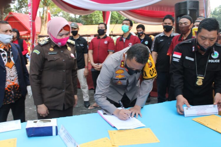 Kapolda Didampingi Waka Polda Sumsel Secara Resmi Menutup Program Pembinaan Personel Yang Berintegritas Bebas Narkoba