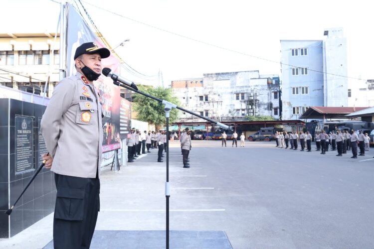Kapolda Sumsel Pimpin Apel Sekaligus Berikan Penghargaan Dan Hadian Kepeda Anggota Yang Berprestasi Dan Berulang Tahun Dibulan Agustus