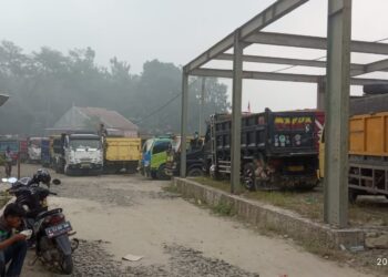 Protes Harga Pasir, Naik 100 Sopir Truk Mogok Kerja