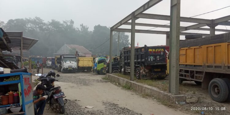 Protes Harga Pasir, Naik 100 Sopir Truk Mogok Kerja