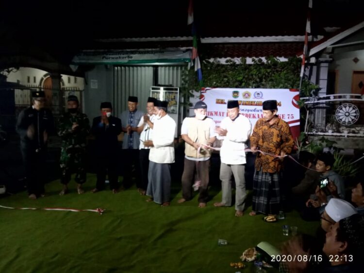 Kelurahan Purwamekar Santuni Anak Yatim Piatu Dan Jompo Dalam Peringatan HUT RI Ke -75