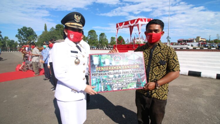 HUT Ke-75 RI, Bupati Landak Berikan Beberapa Bantuan Dan Penghargaan