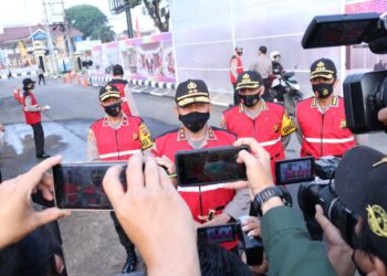 Kapolda Sumsel Didampingi Wakapolda Beserta PJU Melaksanakan Ledisiplinan Protokol Kesehatan Di Mapolda