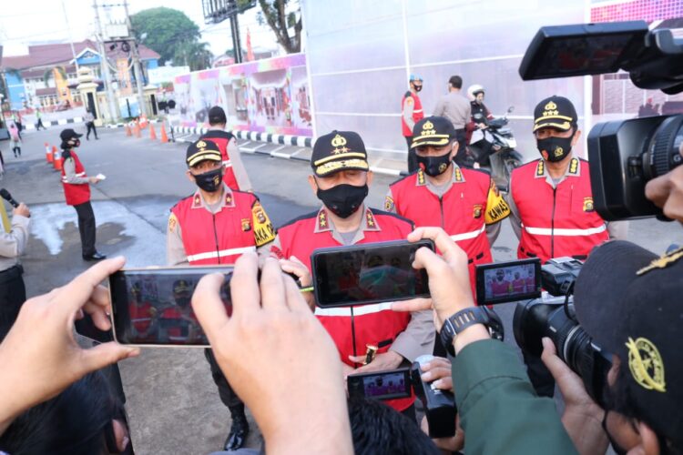 Kapolda Sumsel Didampingi Wakapolda Beserta PJU Melaksanakan Ledisiplinan Protokol Kesehatan Di Mapolda