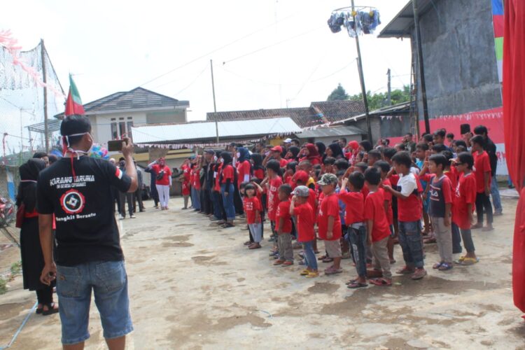 Menyambut Kemerdekaan RI Ke 75, H Bangbang Pimpin Langsung Upacara Pengibaran Di Halaman RW 02