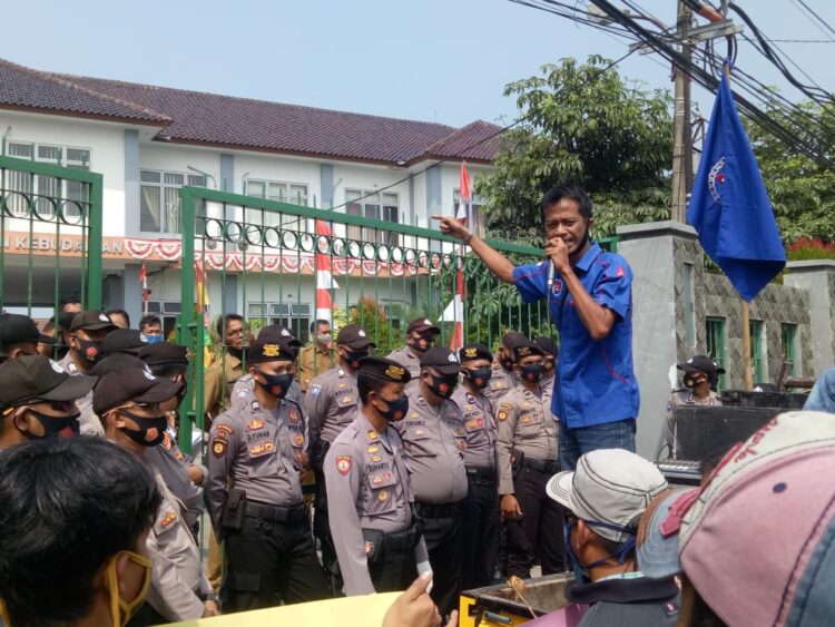 LSM Bentar Lakukan Aksi Demo Didepan Kantor Dindikbud Dan Kejari Kabupaten Lebak