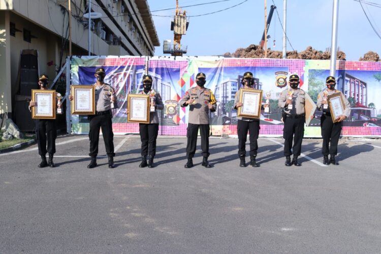 Kapolda Sumsel Memberikan Penghargaan Pemenang Lomba Kebersihan Tingkat Polsek Dan Jajaran 