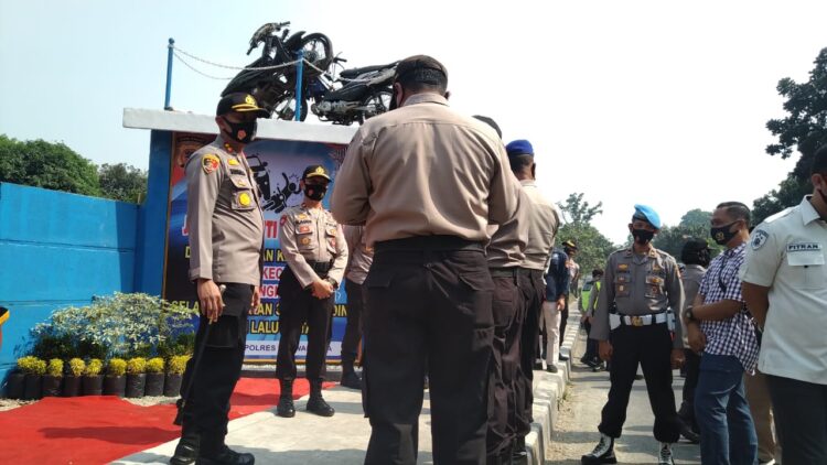 Satuan Satlantas Polres Purwakarta Membuat Tugu Kecelakaan Di Wilayah Bungursari Demi Terciptanya Keselamatan Pengemudi