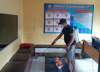 Dilingkungan Polsek Pontianak Timur Melaksanakan Penyemprotan Disinfektan Disetiap Ruangan
