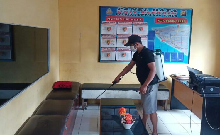 Dilingkungan Polsek Pontianak Timur Melaksanakan Penyemprotan Disinfektan Disetiap Ruangan
