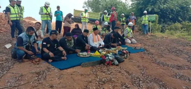 Dengan Ritual Yang Cukup Menegangkan Akhirnya Siluman Penghuni Pohon Besar Kiara Desa Cikaobandung Berhasil Dipindahkan
