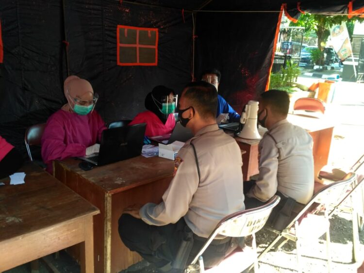 Personil Polres Purwakarta Lakukan Tes Swab Dan Hasilnya Negatif