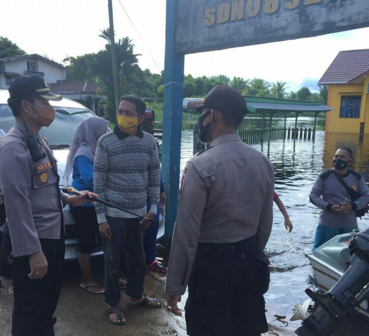 Kapolsek Segedong Tinjau Titik Lokasi Banjir Pasca Musim Penghujan