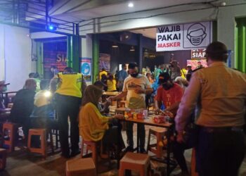Anggota Blue Patroli, Polsek Pontianak Timur Minta Warga Di Cafe Gunakan Masker Di Tempat Umum