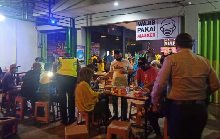 Anggota Blue Patroli, Polsek Pontianak Timur Minta Warga Di Cafe Gunakan Masker Di Tempat Umum
