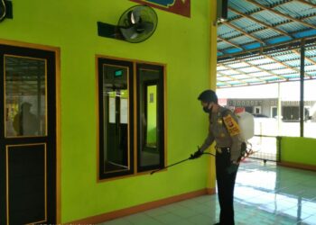 Didampingi Bhabin Kamtibmas Tenaga Sukarelawan Parit Mayor Kecamatan Pontianak Timur Kembali Melakukan Penyemprotan Disinfektan