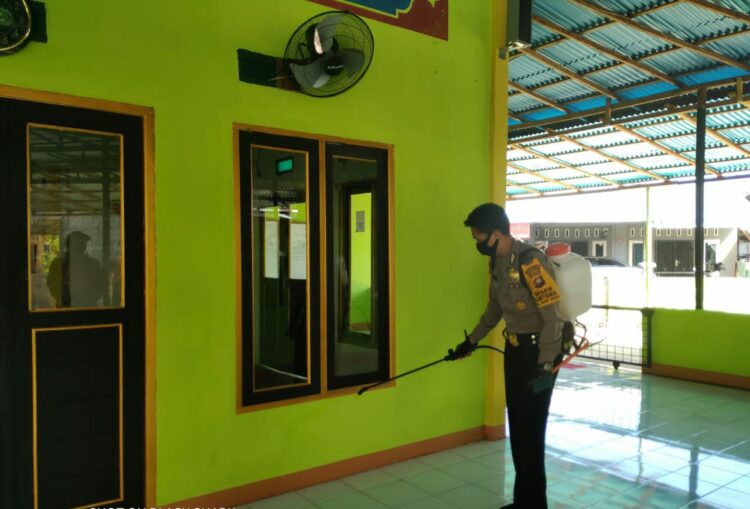 Didampingi Bhabin Kamtibmas Tenaga Sukarelawan Parit Mayor Kecamatan Pontianak Timur Kembali Melakukan Penyemprotan Disinfektan