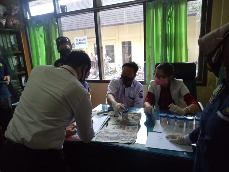 Dalam Rangka Ops Mantap Praja Musi 2020 Anggota polri dan PNS Dilingkungan Polda Sumsel Tes Urin