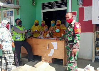 Bhabinkamtibmas dan Babinsa Pontianak Timur Melakukan Pengamanan Pendistribusian Bansos