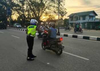 Polsek Pontianak Timur Kampanye Protokol Kesehatan lawan Covid Anggota Lantas Bagi Bagi Brosus
