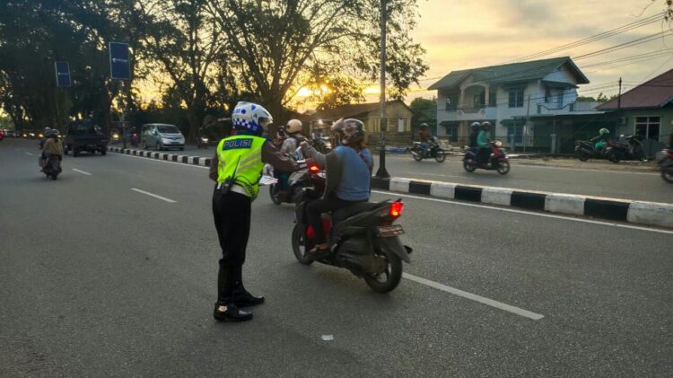 Polsek Pontianak Timur Kampanye Protokol Kesehatan lawan Covid Anggota Lantas Bagi Bagi Brosus