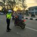 Polsek Pontianak Timur Kampanye Protokol Kesehatan lawan Covid Anggota Lantas Bagi Bagi Brosus