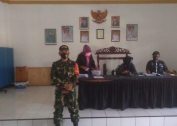 Babinsa Desa Situ Dampingi Penyaluran Bansos Kabupaten dan Pembagian Masker