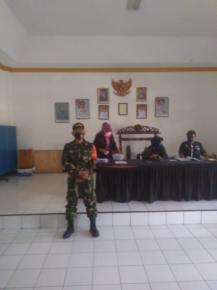 Babinsa Desa Situ Dampingi Penyaluran Bansos Kabupaten dan Pembagian Masker