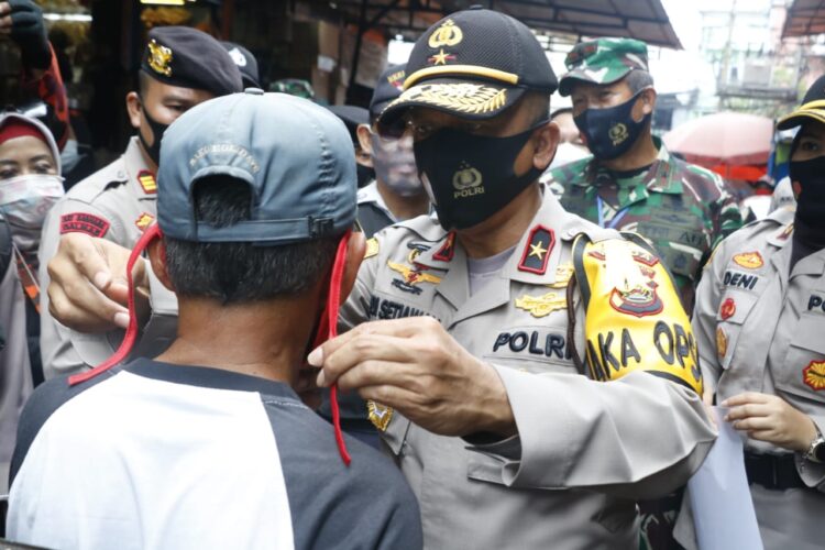 Waka Polda Sumsel Mensosialisasikan Protokol Pencegahan Covid 19 Diasar 19 Ilir Palembang