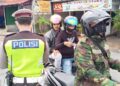 Penerapan Protokol Kesehatan Serentak Polsek Pontianak Timur Bagikan Brosur AYO PAKAI MASKER