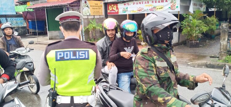Penerapan Protokol Kesehatan Serentak Polsek Pontianak Timur Bagikan Brosur AYO PAKAI MASKER