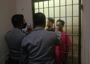 Antisipasi Covid-19 Kapolsek Pontianak Timur Lakukan Pemeriksaan Suhu Tubuh Tahananya