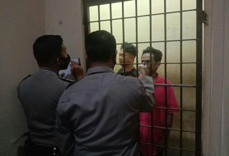 Antisipasi Covid-19 Kapolsek Pontianak Timur Lakukan Pemeriksaan Suhu Tubuh Tahananya